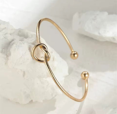 Bracelet vintage pour femme, acier inoxydable doré, design torsadé et tissé Bergame, parfait pour un look chic et intemporel.
