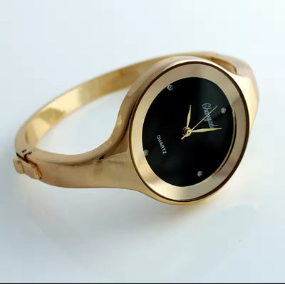 Montre-bracelet à quartz pour femme, manchette ronde dorée en acier inoxydable, vintage rétro, à la mode pour un look chic et décontracté.