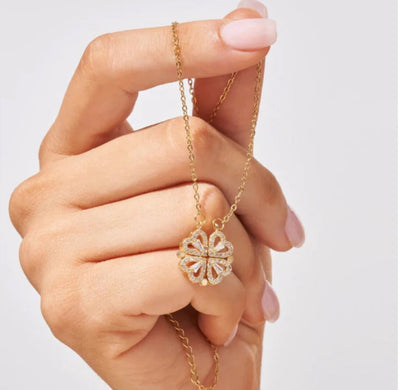Collier en argent avec pendentif trèfle serti de brillants, chaîne fine et élégante, style vintage rétro année 50.