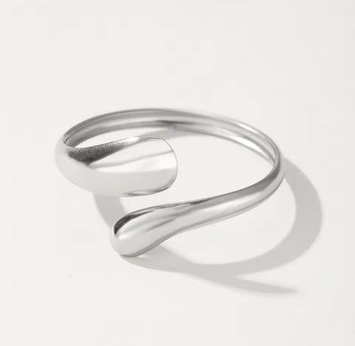 Bracelet fin en acier inoxydable pour femme, design minimaliste et pop, cadeau rétro élégant et délicat.