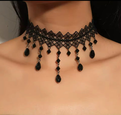 Collier ras du cou en dentelle noire et cristal, avec des fleurs délicates, parfait pour une soirée élégante.