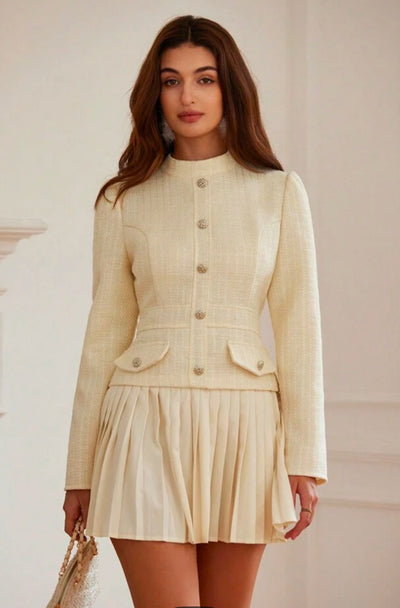 Robe élégante rétro années 50, haut cintré en tweed avec boutons décoratifs et poches à rabat, jupe plissée fluide pour un look classique.