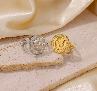 Bague vintage en argent et or, inspirée des anciennes pièces de monnaie, ajoutant une touche royale à votre style.